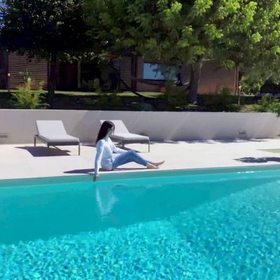 Ragazza nella villa con piscina nella copertina video Luxury Home