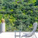 Terrazza della camera con sedute e vista sul verde allo Shanti B&B