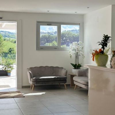 Reception con salotto e accesso agli spazi interni della casa funeraria