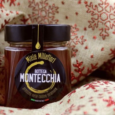 Confezione miele millefiori su coperta natalizia Bottega Montecchia su Instagram a Teramo in Abruzzo
