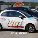 Automobile bianca del servizio auto di cortesia Gran Sasso Gomme