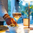 Olive servite a tavola prima della cena all'home restaurant Shanti