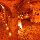 Cena romantica di coppia nella neviera illuminata a lume di candela