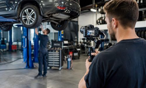 Videomaker Wainet con gimbal durante riprese video in officina presso Gran Sasso Gomme a Teramo