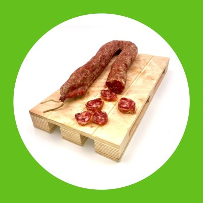 Salsicce stagionate abruzzesi tagliate e disposte su un supporto di legno