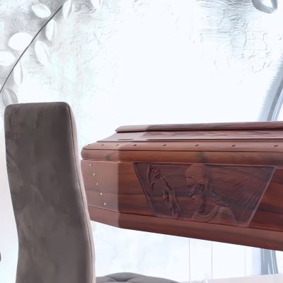 Particolare del feretro in legno intagliato nella camera ardente