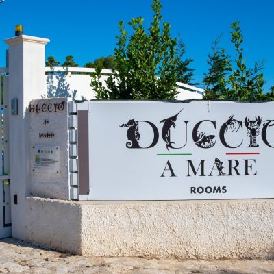 Insegna Duccio a Mare Rooms all'ingresso della struttura di Vieste