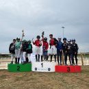 Squadre partecipanti riunite sui gradini del podio