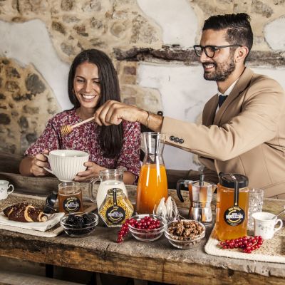 Andrea Montecchia con modella durante la colazione shooting fotografico per Bottega Montecchia