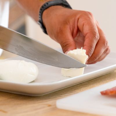 Mozzarella fresca tagliata per la colazione salata