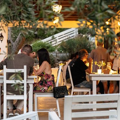 Ospiti a cena sotto gli ulivi nell'home restaurant dello Shanti B&B di Vieste
