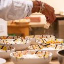 Preparazione e impiattamento delle portate nella cucina dell'home restaurant