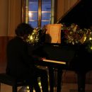 Pianista mentre suona durante un evento serale