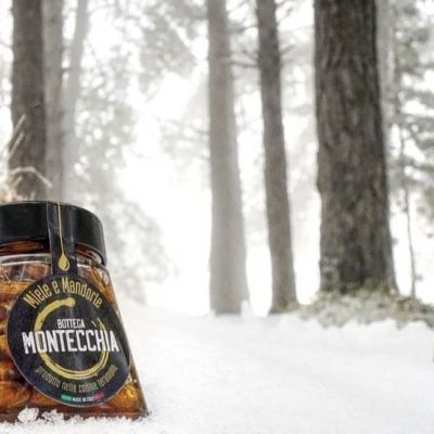 Confezione miele e mandorle in mezzo a neve Bottega Montecchia su Instagram a Teramo in Abruzzo
