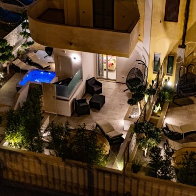 Vista dall'alto della corte esterna illuminata del Residence Aleden di Vieste