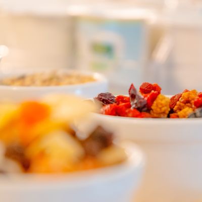 Ciotole di yogurt, cereali e frutta secca per la colazione