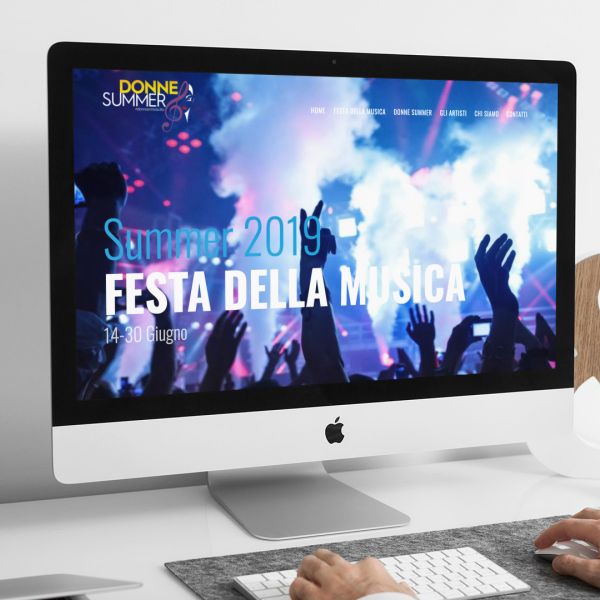 uomo che guarda sull'iMac la home page del sito web di Donne Summer di Teramo