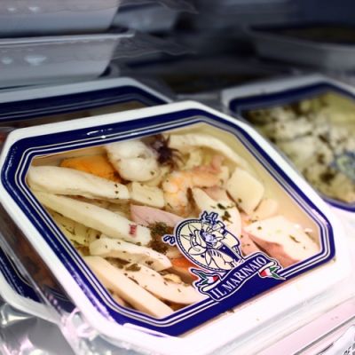 Confezione di pesce surgelato esposta nel banco freezer