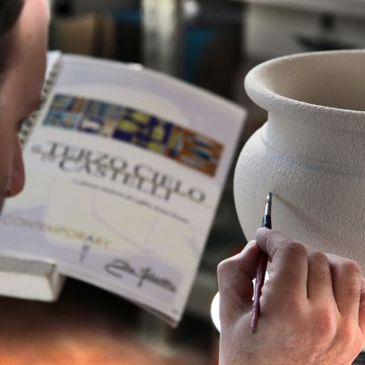 Pittore Dipinge Vaso Collezione Terzo Cielo Maiolica Ceramica Di Castelli Teramo Abruzzo