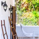Ingresso di una camera con sedute bianche sulla terrazza