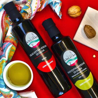 Dettaglio di due bottiglie di olio extravergine d'oliva Tenuta Ottavia