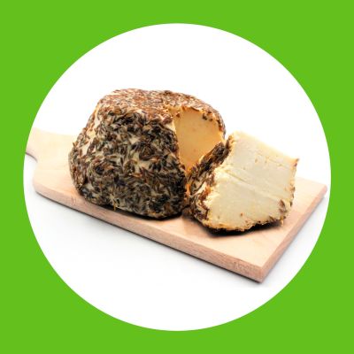 Pecorino alle erbe aromatiche tagliato su un vassoio di legno