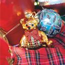 Orsetto decorativo con cristalli su tessuto tartan rosso
