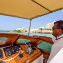 Capitano durante escursione Grotte Marine Vieste Motobarche Leonarda