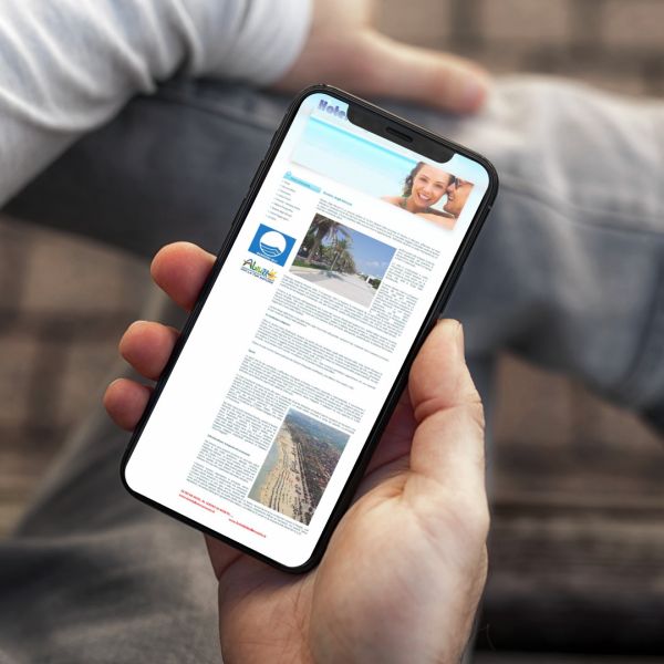 mano con Iphone che mostra il sito web in modalità mobile responsive de Hotel Laguna Blu di Roseto degli Abruzzi creato da Wainet Web Agency di Teramo