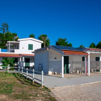 Vista esterna delle camere e degli spazi verdi di Duccio a Mare