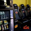 Area di attesa dell'officina con sedili e distributori automatici