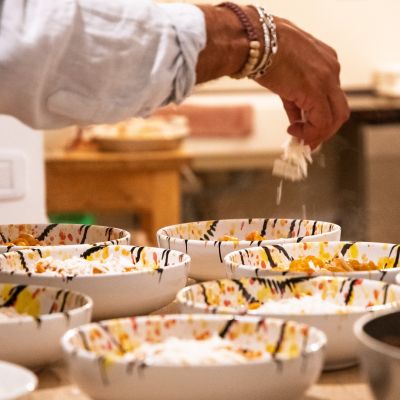 Preparazione e impiattamento delle portate nella cucina dell'home restaurant