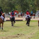 Allievi Team Horse a cavallo visti da dietro durante una manifestazione