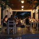 Ospiti a cena nella veranda illuminata dell'home restaurant Shanti