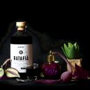 Foto ambientata per e-commerce Scuppoz bottiglia ratafià boccetta profumo