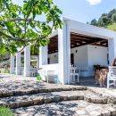 Veranda esterna bianca dello Shanti B&B immersa nel verde
