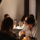 Commensali a tavola durante una cena all'home restaurant Shanti