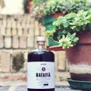 Bottiglia ratafià d'Abruzzo vicino a un vaso Scuppoz su Instagram a Teramo in Abruzzo
