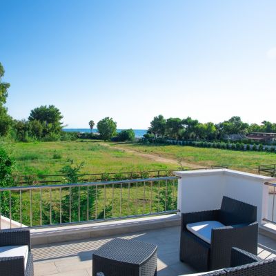 Terrazza con salotto esterno e vista sulla campagna