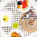 Colazione completa apparecchiata su un tavolo in giardino vista dall'alto