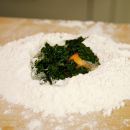 Farina e spinaci per la preparazione dell'impasto verde