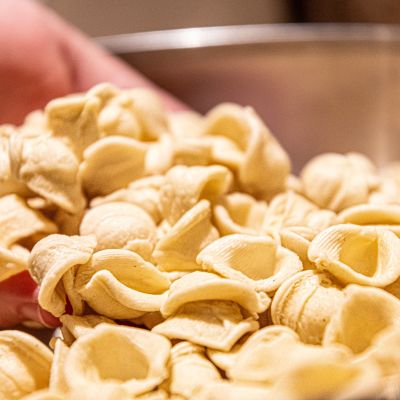 Orecchiette fresche fatte a mano durante la preparazione della cena
