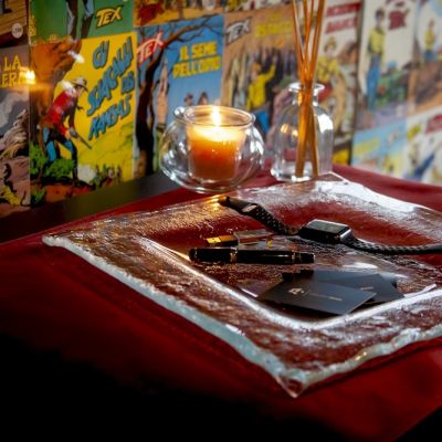 Piatto decorativo in vetro trasparente con candela al centro
