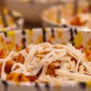 Piatto di pasta condito con scaglie di formaggio