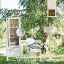 Mobile vintage con oggetti decorativi in un giardino
