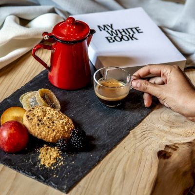 Vassoio rettangolare in vetro nero con dolci, frutta e caffè