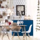 Sala da pranzo blu con albero innevato e decorazioni natalizie