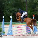 Amazzone durante un salto nella finale del campionato giovani cavalli