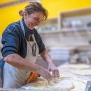 Donna mentre prepara l'impasto della pizza per un evento del Maneggio Team Horse