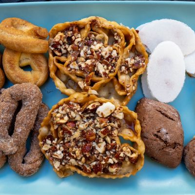 Biscotti assortiti serviti su un piatto blu per la colazione
